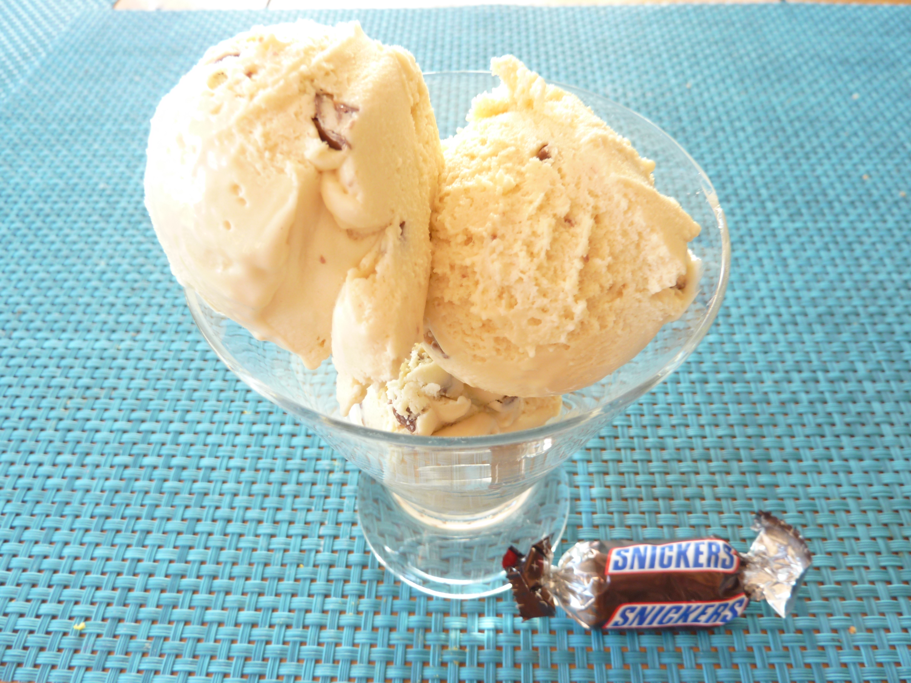 Glace noisette et snickers ultra fondante