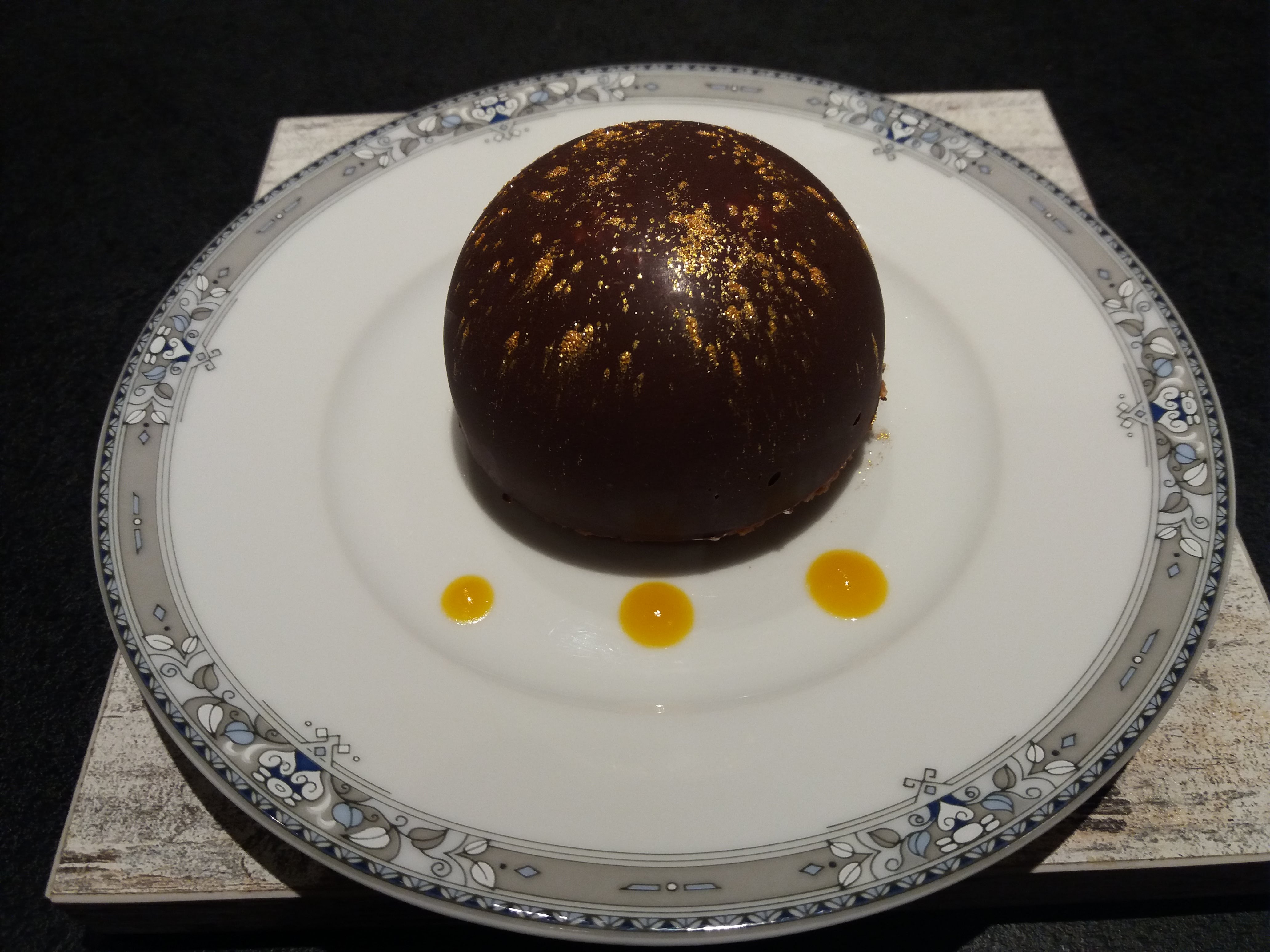 Dessert dôme chocolat mangue