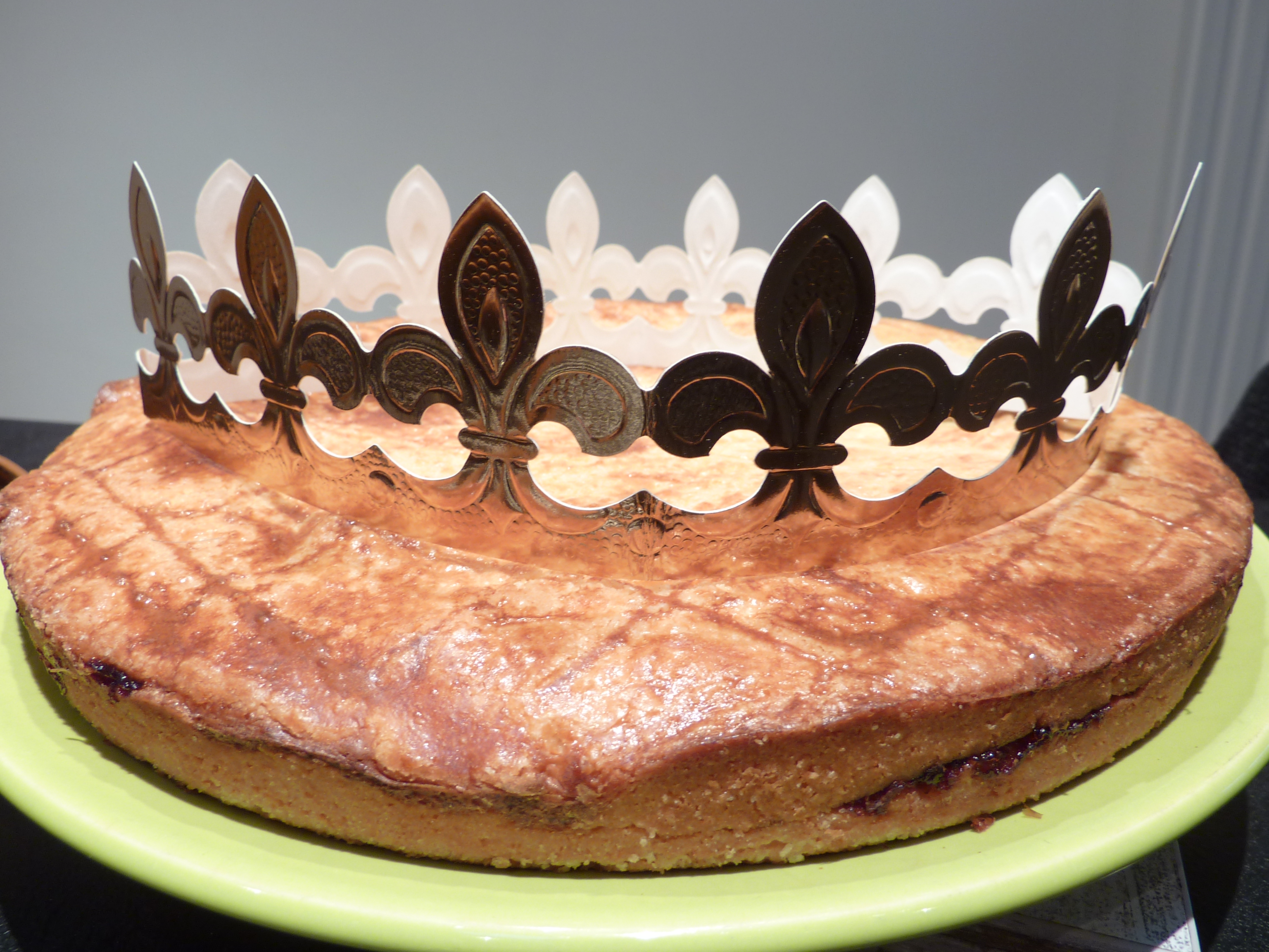 Galette des rois bretonne à la confiture de myrtille.