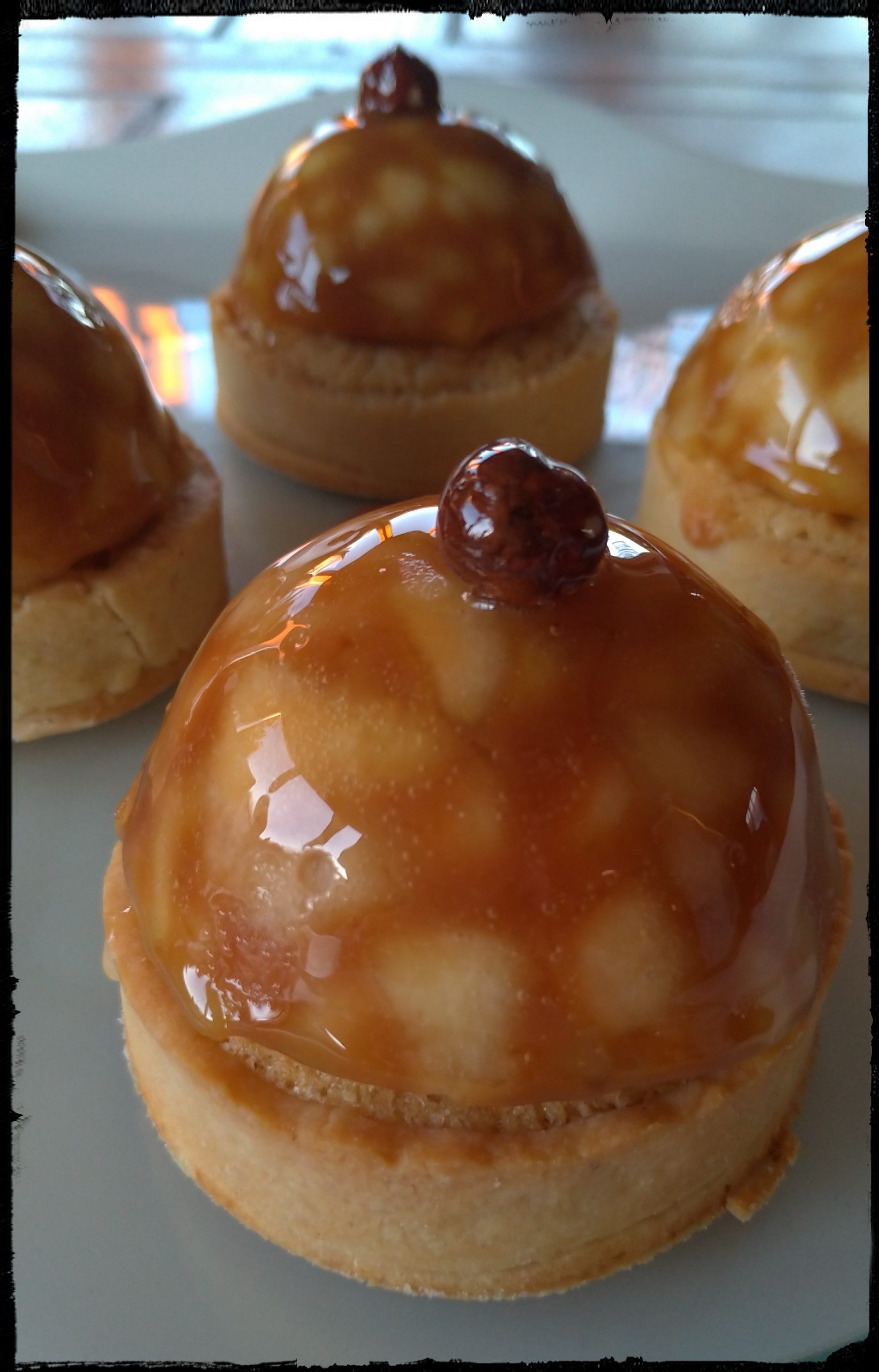 Recette - Dôme de pommes caramel sablé noisette - La cuisine de Martine